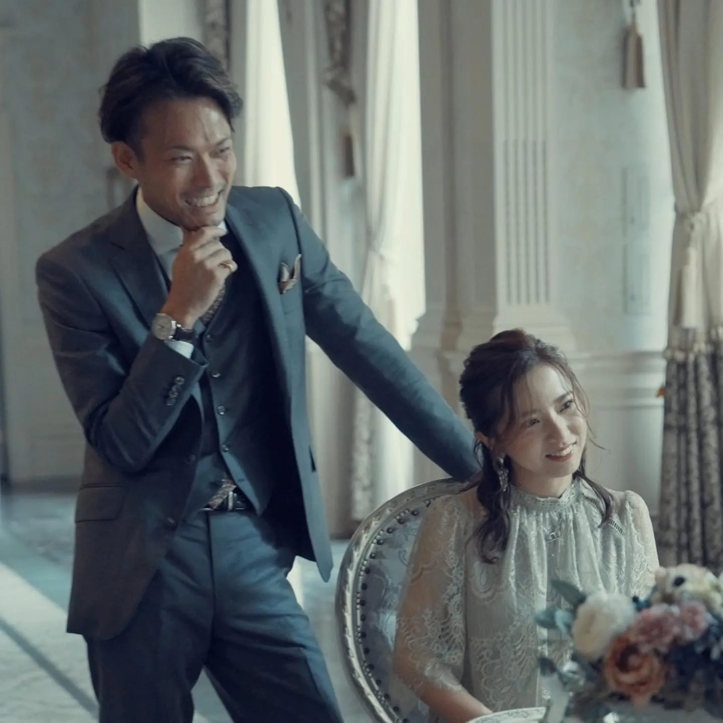 結婚式で久しぶりに会った友人から注目を浴びるスーツ